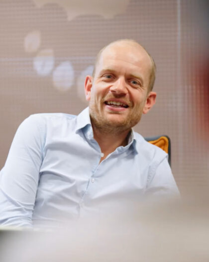 Rik Kuenen van Heat Matrix in gesprek tijdens overlegmoment